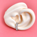 Earcuff plateado con zircones