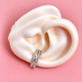 Earcuff plateado de cruz con brillo