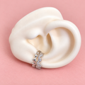 Earcuff plateado doble con textura y zircones