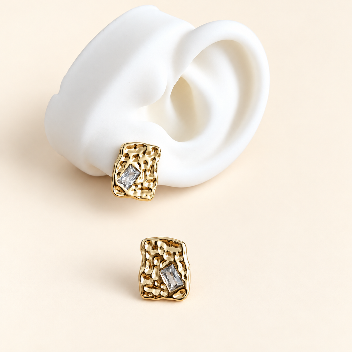 Aretes cuadrado con textura y con piedra dorado