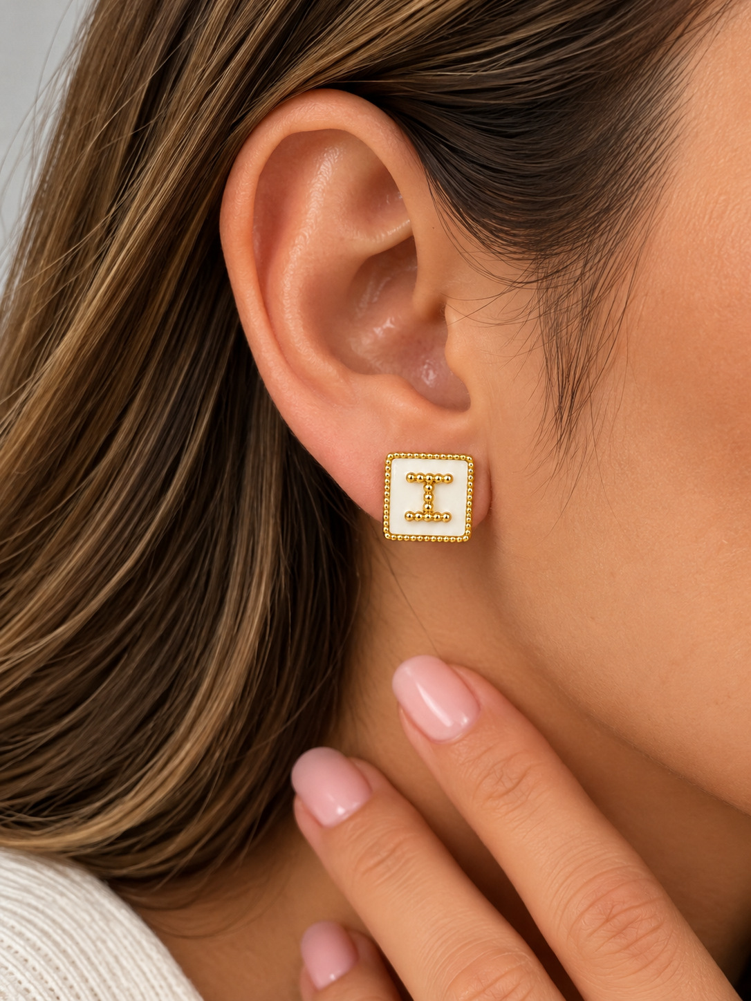 Aretes H con nácar