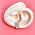 Earcuff plateado con textura y brillo