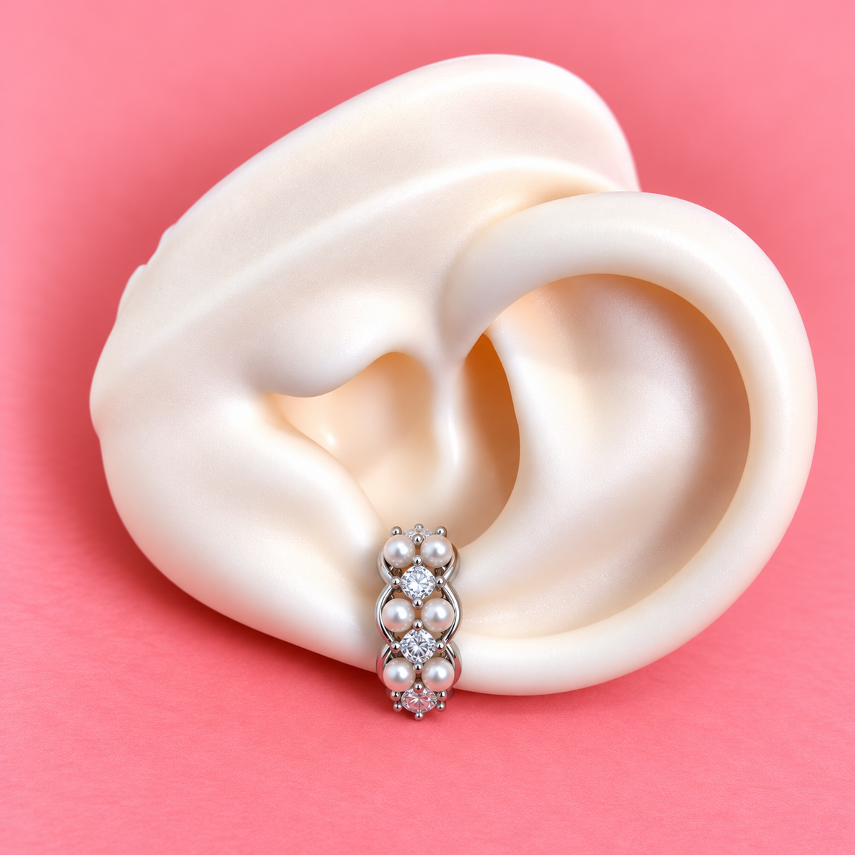 Earcuff plateado con textura y brillo