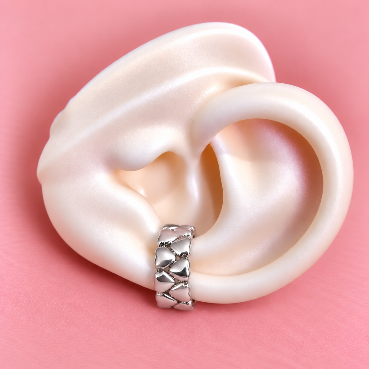 Earcuff plateado con corazones