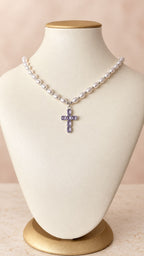 Collar de perlas con dije de cruz